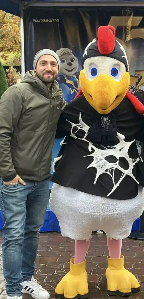 Chris, der Park Hirsch mit dem Maskottchen Louis an Halloween