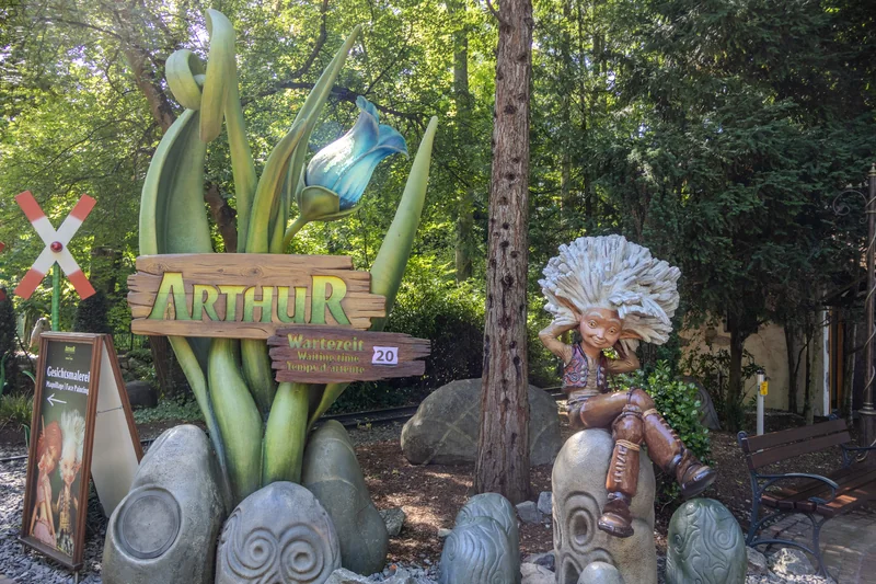 Arthur Eingang mit Wartezeit im Europa-Park
