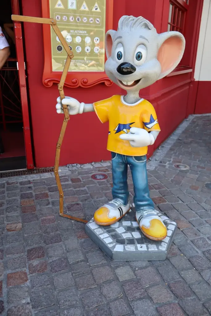 Maskottchen Ed Euromaus mit Meterstab im Europa-Park