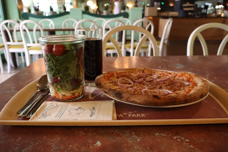 Pizzeria Venezia, Pizza mit Salat und Getränk im Europa-Park
