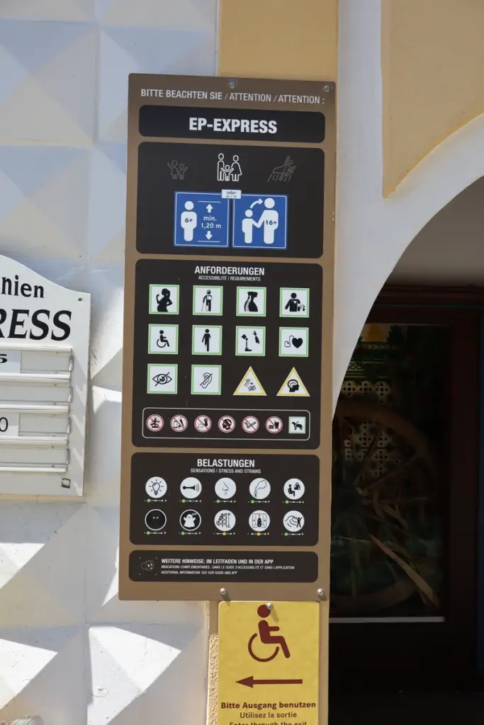 Hinweisschild im Park im Europa-Park