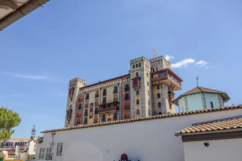 Hotel Castillo Alcazar Seitenansicht im Europa-Park
