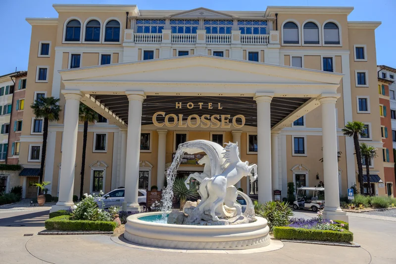 Hotel Colosseo von vorne im Europa-Park