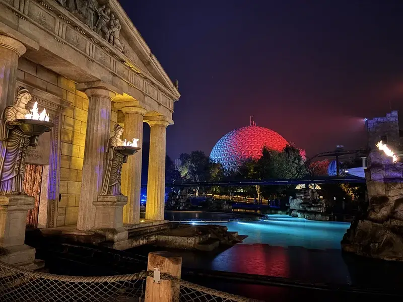 Blick auf Can Can Coaster an Halloween vom Themenbereich Griechenland