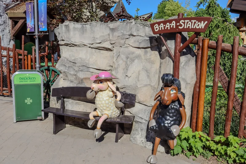 Bereich Irland, Ba-a-a-Express Sitzbank mit Schafen im Europa-Park