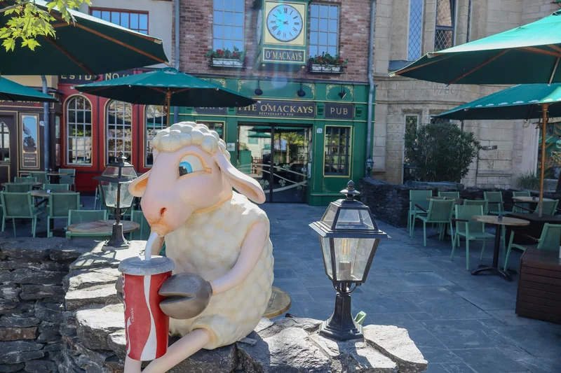 Bereich Irland, The Omackays Eingang mit Schaf im Europa-Park