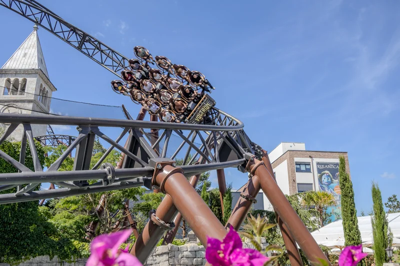 Bereich Kroatien, Achterbahn Voltron mit Gästen im Europa-Park