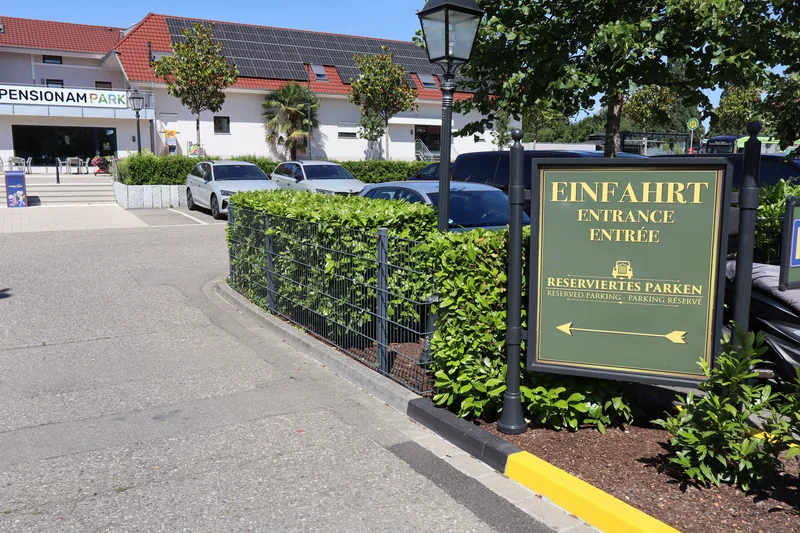 Einfahrt reserviertes Parken im Europa-Park
